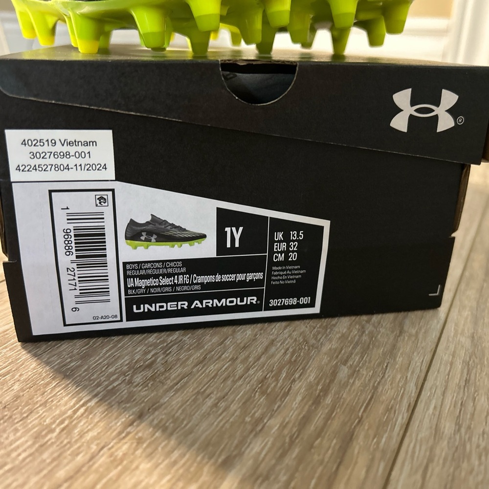 Under armour kids soccer cleats - Picture 3 of 5